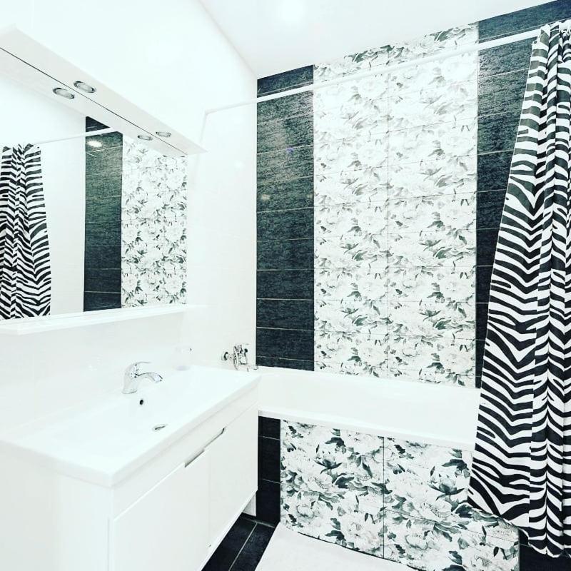 1 Room 60M2 Center Of Obolon Near River Side. With Terrace. 22 Floor Kiev Extérieur photo